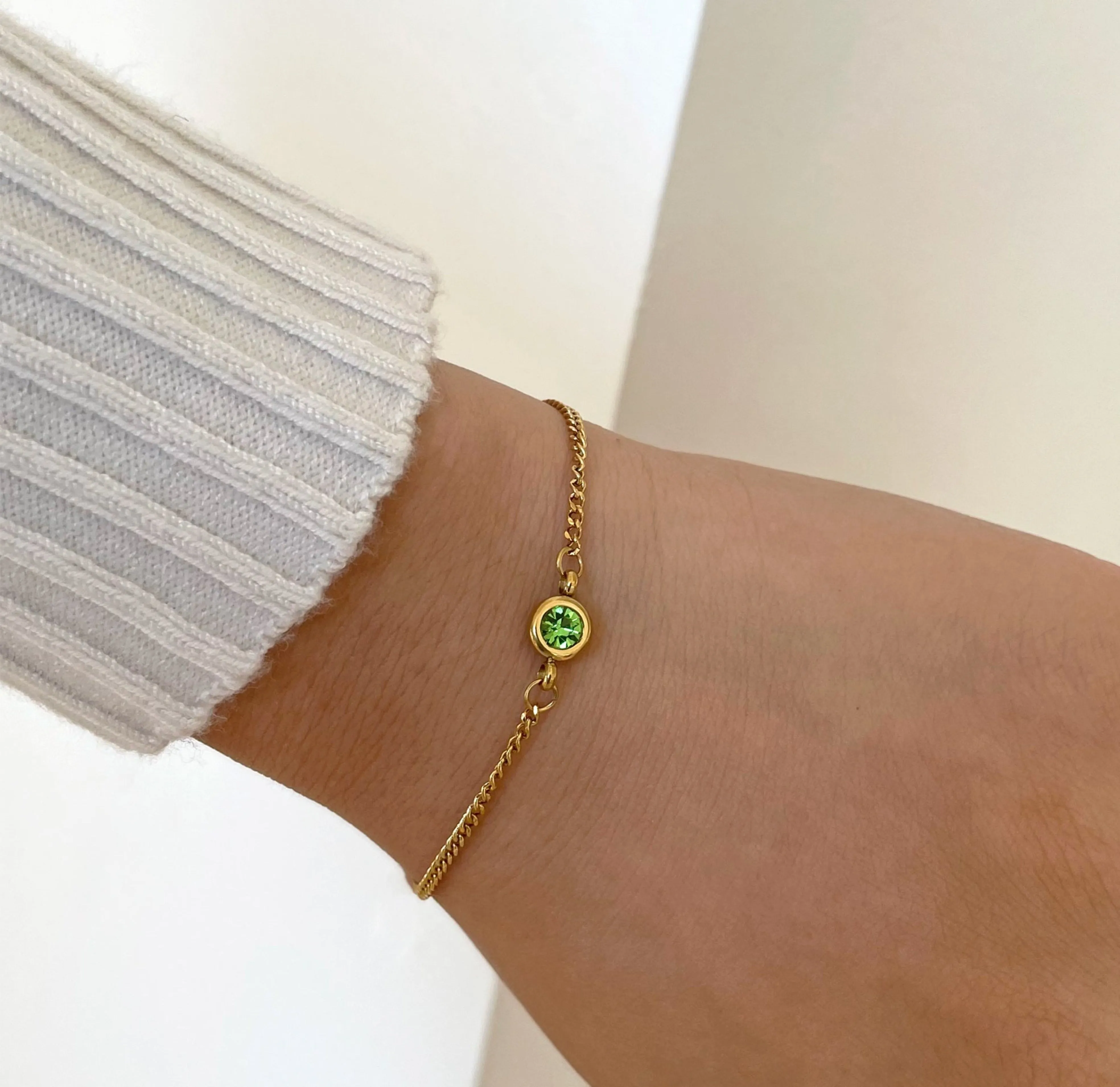 DELILAH GOLD DAINTY PERIDOT BIRTHSTONE BRACELET - AUGUST